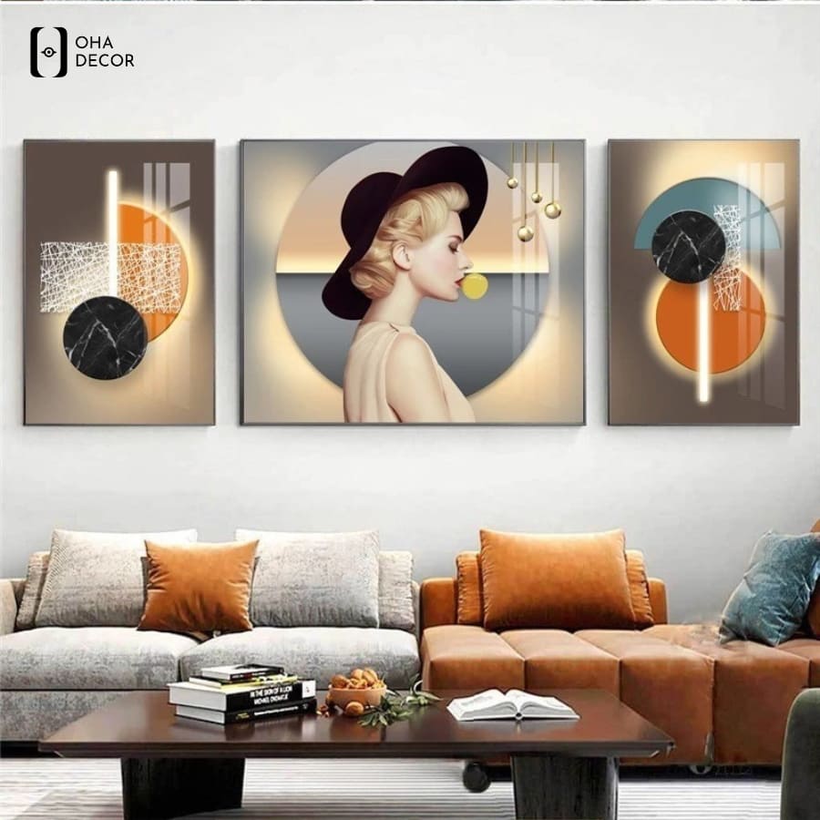 Bộ 3 Tranh Cô Gái Hiện Đại Phòng Khách Lào Cai Nâng Tầm Đẳng Cấp Không Gian Sống 5 Thiết kế ánh sáng hắt tường tạo hiệu ứng ba chiều sinh động, làm nổi bật quý cô mũ đen quý phái trong bộ 3 tranh cô gái hiện đại phòng khách Lào Cai