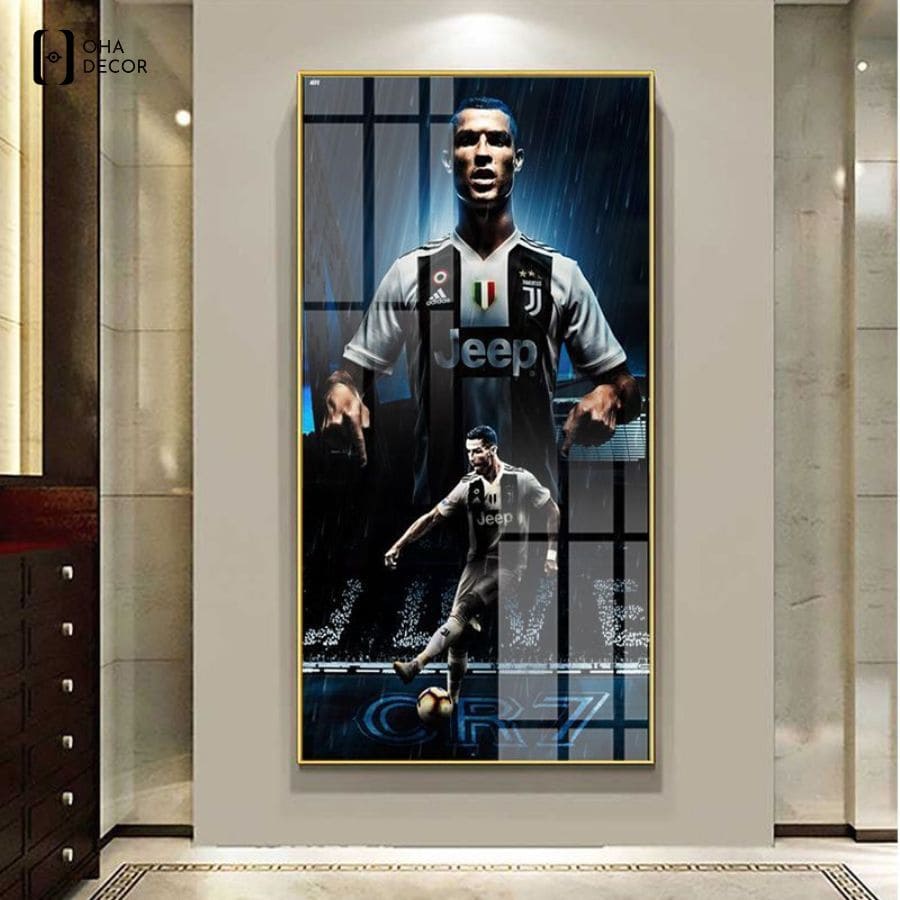 Thiết kế lồng ghép chân dung và khoảnh khắc đi bóng đầy mạnh mẽ của Ronaldo trong màu áo CLB Juventus