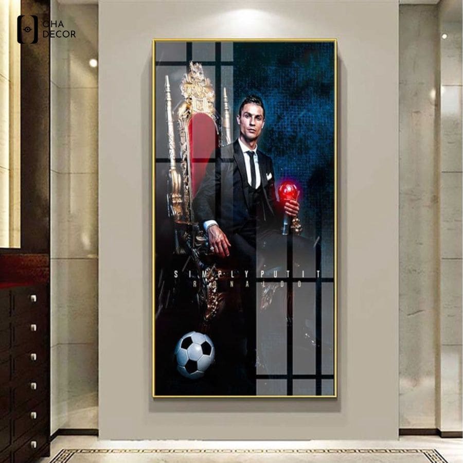 Hình ảnh Ronaldo lịch lãm trong bộ vest đen quyền lực mang đậm khí chất của một "nhà vua" bóng đá