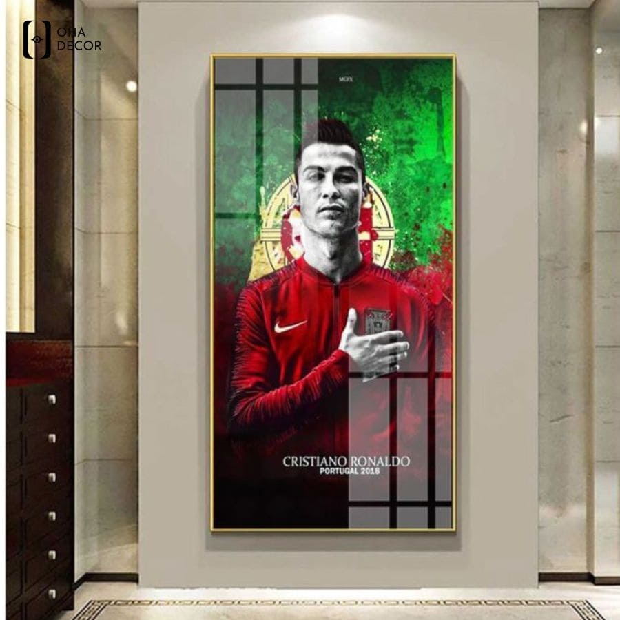 Hình ảnh Ronaldo trong màu áo đội tuyển Bồ Đào Nha với bề mặt gương pha lê bắt sáng đầy sang trọng