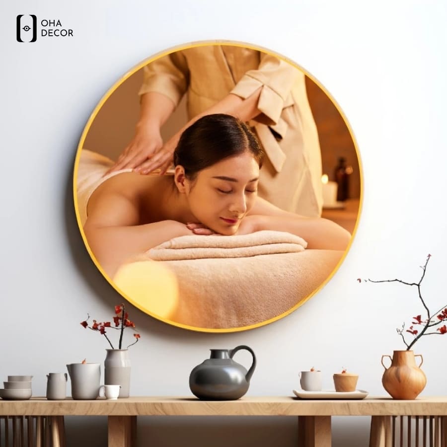 Ứng dụng tranh decor spa Thuận An định vị phân khúc khách hàng 2026 4 Tranh decor spa thuận an hình cô gái massage được treo vừa tầm mắt khi khách hàng nằm trải nghiệm